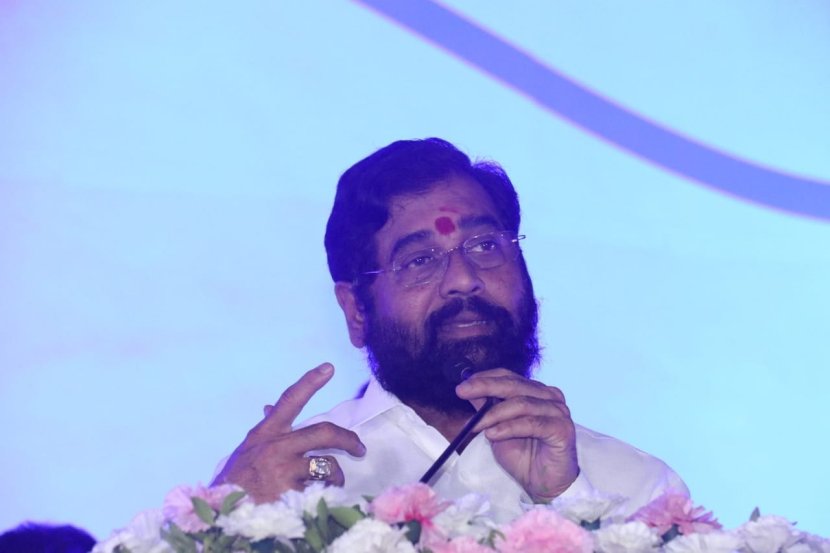 शिवसेना नेते एकनाथ शिंदे यांनी बंड पुकारल्यामुळे महाविकासआघाडी सरकार अडचणीत आले आहे. त्यांची समजूत घालण्यासाठी आणि महाविकासआघाडी सरकार वाचवण्यासाठी राज्यात राजकीय हालचालींना वेग आला आहे.