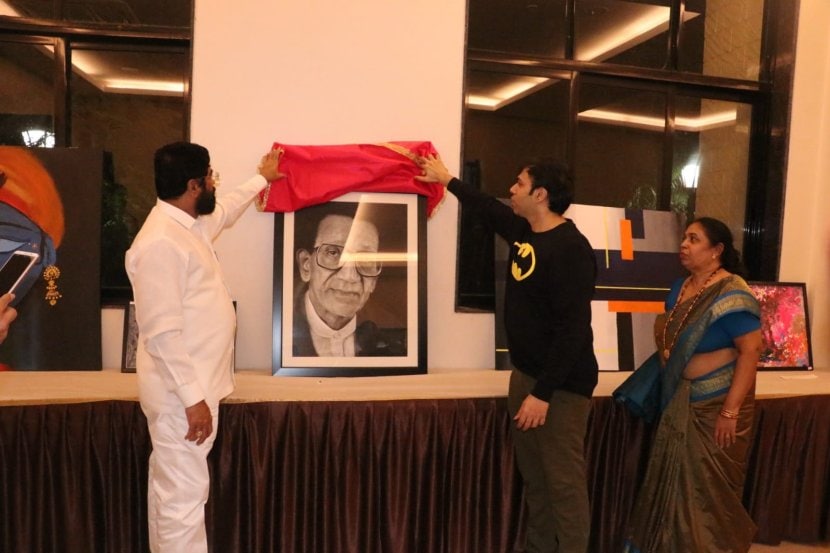 पक्षाप्रतिची निष्ठा पाहून एकनाथ शिंदेंना त्यांच्या कामाची पावतीही मिळाली. १९८४ मध्ये वयाच्या २० व्या वर्षी एकनाथ शिंदे यांना ठाण्याच्या किसन नगरचं शाखाप्रमुख पद देण्यात आलं. यानंतर खऱ्या अर्थाने एकनाथ शिंदे यांच्या राजकीय कारकिर्दीला सुरुवात झाली