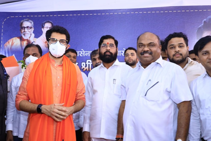 शिवसेनेच्या प्रत्येक आंदोलनात पुढे असलेल्या एकनाथ शिंदेंना १९९७ हे वर्ष अंत्यत लाभदायक ठरलं. १९९७ मध्ये त्यांना आनंद दिघेंनी ठाणे महापालिका निवडणूक लढवली. त्यात ते घवघवीत मतांनी विजयी झाले.