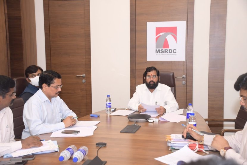 नम्र, मितभाषी, कडवट शिवसैनिक, जोडतोडीच्या राजकारणाचं कौशल्य या एकनाथ शिंदेंच्या जमेच्या बाजू आहेत. कार्यकर्त्यांचं गाऱ्हाणं ऐकून घेण्याची क्षमता आणि ‘मास बेस’ असलेला नेता म्हणून शिंदेची ओळख आहे.