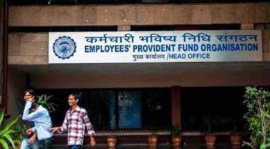 EPF वरील व्याजदर चार दशकांच्या निच्चांकी पातळीवर आले आहेत. कर्मचारी भविष्य निर्वाह निधी संघटनेने (EPFO) पगारदार कर्मचाऱ्यांना मोठा धक्का दिला आहे. पीएफवरील चालू आर्थिक वर्षासाठी व्याजदर कमी करून ८.१ टक्क्यांवर आणला आहे. २०२०-२१ या आर्थिक वर्षात भविष्य निर्वाह निधीवरील व्याजदर ८.५ टक्के इतका होता. (फोटो- इंडियन एक्स्प्रेस)