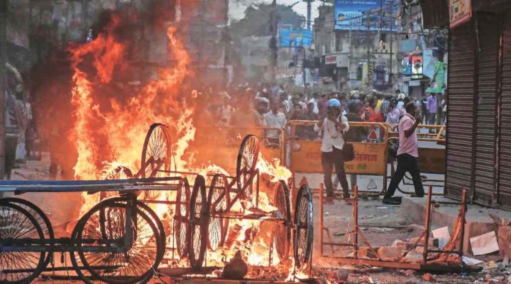 प्रेषित अवमानप्रकरणी निदर्शनांना हिंसक वळण ; पश्चिम बंगालमध्ये महिला ठार, उत्तर प्रदेशात १०९ निदर्शक अटकेत 