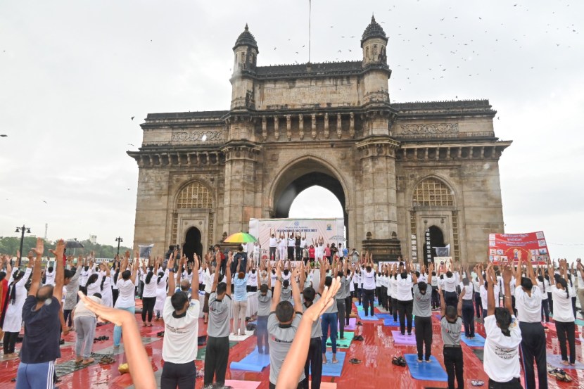 लहानांपासून मोठ्यांपर्यंत अनेकजण अगदी उत्साहाने योगासने करताना दिसले. (फोटो: मुंबई पोर्ट ट्रस्ट)
