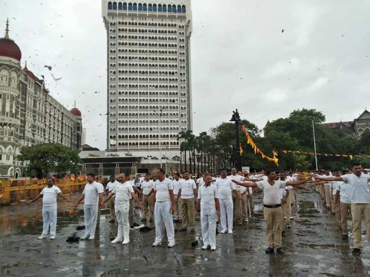 योगेसने करताना मुंबईकर (फोटो: तानाजी गायकवाड)