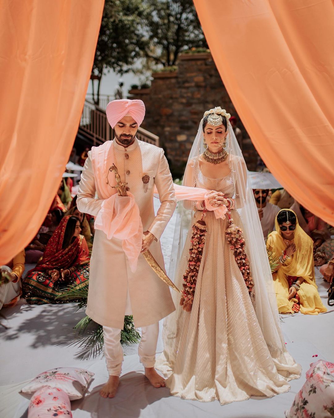 छोट्या पडद्यावरील सुप्रसिद्ध अभिनेता करण ग्रोवर विवाहबंधनात अडकला आहे.