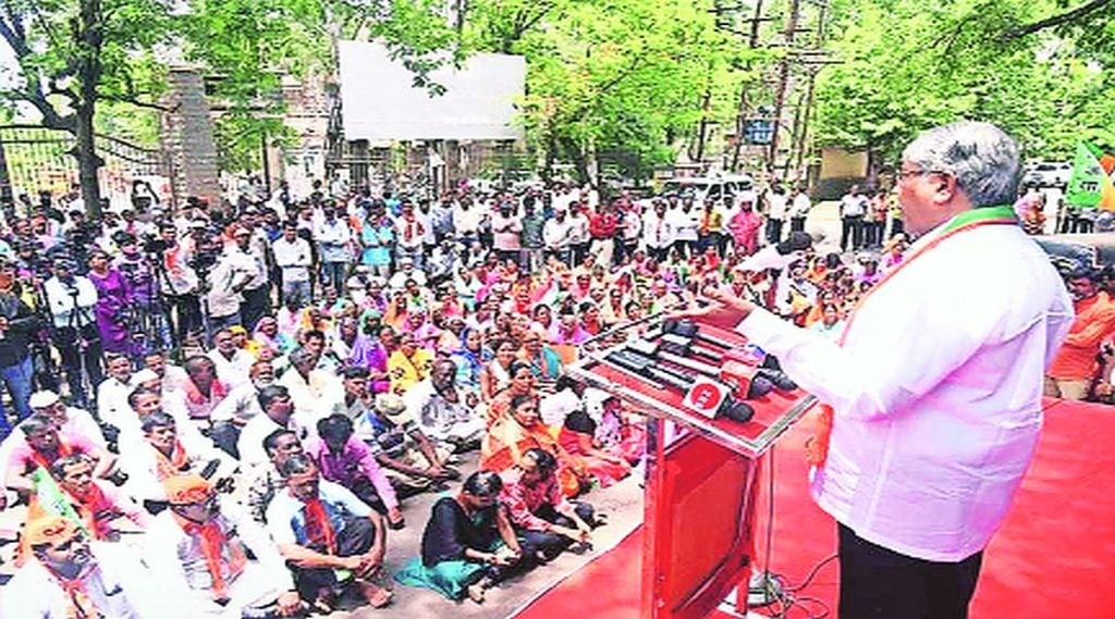 पूरग्रस्तांच्या प्रश्नाकडे लक्ष वेधण्यासाठी आमदार चंद्रकांत पाटील यांच्या नेतृत्वाखाली भाजपने मोर्चा काढला.