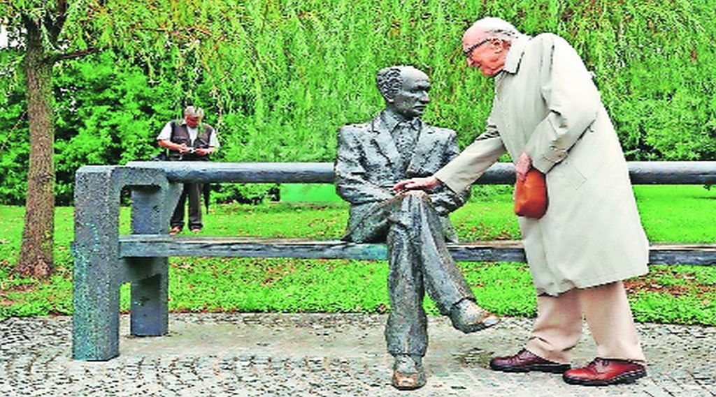 ट्रीस्टे शहरानं बोरिस पहोर यांच्यावर भरपूर प्रेमही केलं, पण हे प्रेम एकविसाव्या शतकात- लेखक बुजुर्ग झाल्यावर दिसलं! शहराच्या एका बगीच्यात बोरिस पहोर यांचे दोन पुतळे या शहरानं उभारले. पैकी एक हल्ली ते जसे दिसत तसा आणि दुसरा तरुणपणीचा.. या पुतळय़ांचं लोकार्पण झालं तेव्हा स्वत: बोरिस पहोर मात्र आपसूक, तरुण पुतळय़ाकडेच प्रथम गेले!