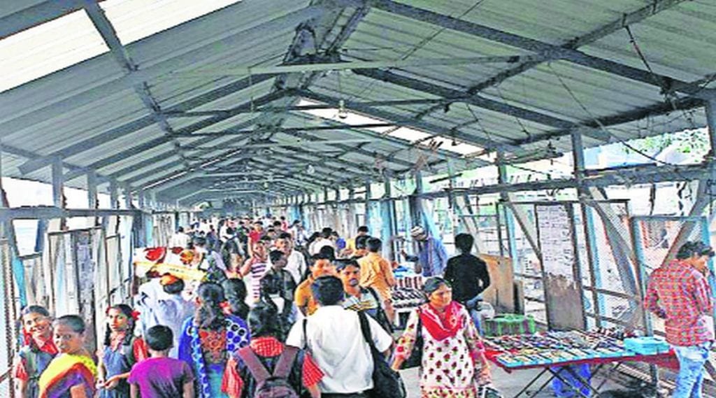 रेल्वे हद्दीतील फेरीवाल्यांची पुन्हा घुसखोरी; रेल्वे आणि महानगरपालिकांची कारवाई तात्पुरती मलमपट्टी