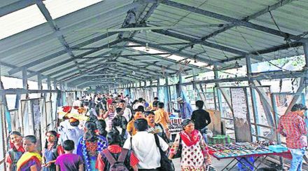 रेल्वे हद्दीतील फेरीवाल्यांची पुन्हा घुसखोरी; रेल्वे आणि महानगरपालिकांची कारवाई तात्पुरती मलमपट्टी