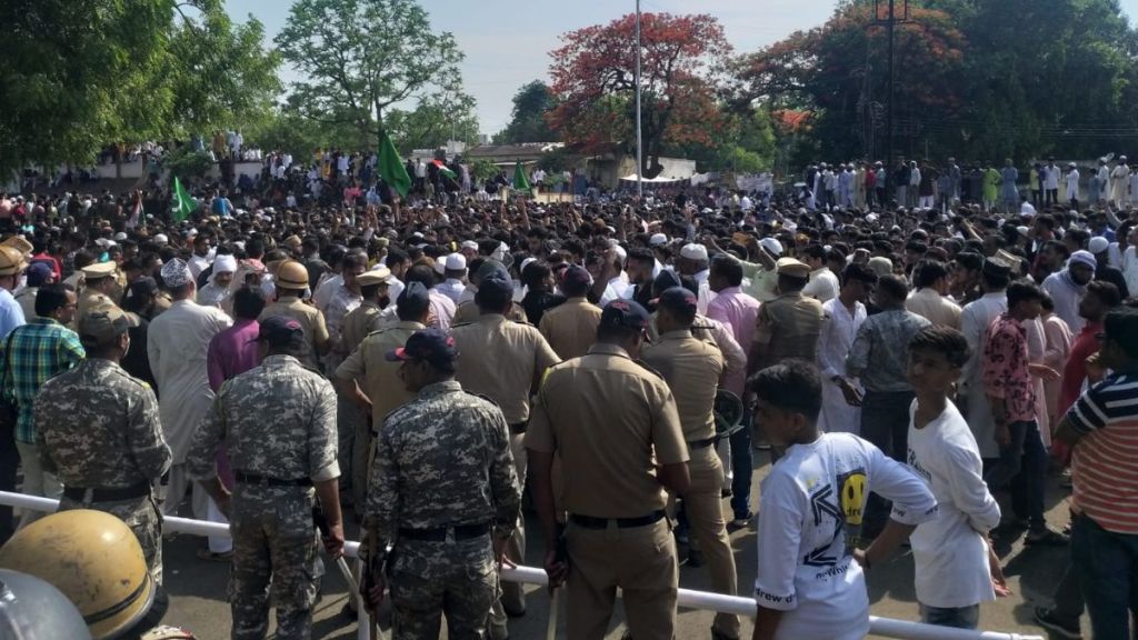 औरंगाबादमधील विभागीय कार्यालयासमोर हजारोंच्या संख्येनं जमलेले मुस्लिम बांधव... औरंगाबादमधील विभागीय कार्यालयासमोर हजारोंच्या संख्येनं जमलेले मुस्लिम बांधव...