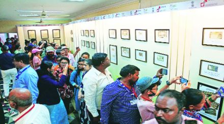 (नाशिकरोड येथील भारत प्रतिभूती मुद्रणालयाच्या आवारात आयोजित चलनी नोटांचे प्रदर्शन पाहण्यासाठी नाशिककरांनी रांगा लावल्या. प्रदर्शनात भारतासह इतर देशांच्याही दुर्मीळ नोटा आहेत. (छाया- यतीश भानू)) (नाशिकरोड येथील भारत प्रतिभूती मुद्रणालयाच्या आवारात आयोजित चलनी नोटांचे प्रदर्शन पाहण्यासाठी नाशिककरांनी रांगा लावल्या. प्रदर्शनात भारतासह इतर देशांच्याही दुर्मीळ नोटा आहेत. (छाया- यतीश भानू))