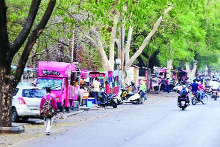 खाद्यविक्रेत्यांवर महापालिका पथकाची ‘अर्थकृपा’!; लाखोंच्या उत्पन्नातील मोठा वाटा पथकाकडे?; आयटी पार्क ते माटे चौक मार्गावरील खाद्यविक्री पुन्हा सुरू खाद्यविक्रेत्यांवर महापालिका पथकाची ‘अर्थकृपा’!; लाखोंच्या उत्पन्नातील मोठा वाटा पथकाकडे?; आयटी पार्क ते माटे चौक मार्गावरील खाद्यविक्री पुन्हा सुरू