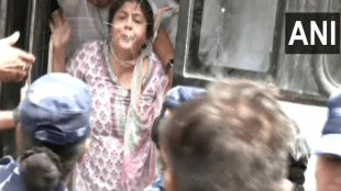 congress-leader-netta-dsouza-spits-on-policemen