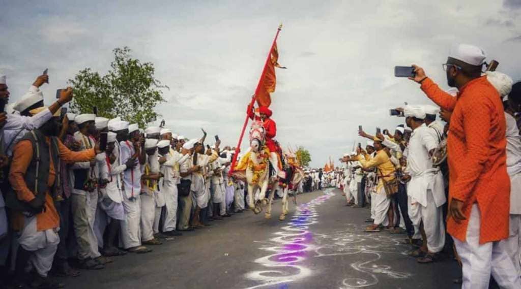 सर्व दिंडीकरांचा टाळ मृदंगाच्या आवाजात माऊलींचा होत असलेला गजर सुरू असतानाच दौडत आलेल्या दोन्ही अश्वांना पाहून वारकरी देहभान विसरून दंग झाले.