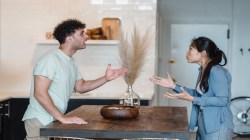 Relationship Tips : जोडप्यांमध्ये भांडणे होण्याची कारणे कोणती? अशावेळी काय करावे, जाणून घ्या
