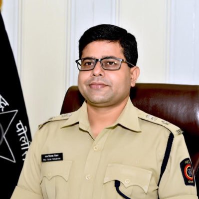 पोलिस उपायुक्त (वाहतूक) राजतिलक रोशन यांनी दिलेल्या माहितीनुसार, मुंबईतील हेल्मेट नसणाऱ्या दुचाकीस्वारांवर कडक कारवाई करण्यासाठी सुमारे ५० वाहतूक पोलिस चौक्या सतर्क राहतील. (Photo : Twitter/@Rtr_IPS)