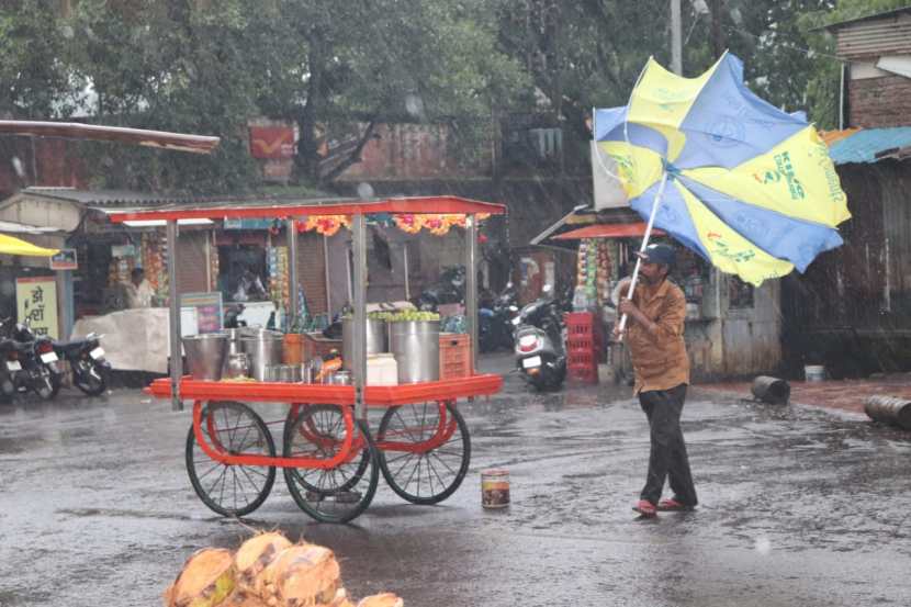 पावसाबरोबरच सोसाट्याचा वारा देखील होता.