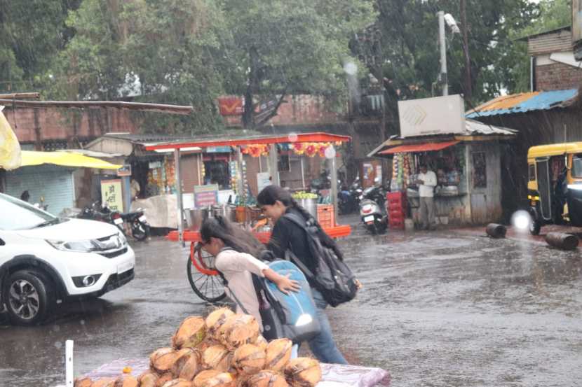 यामुळे घराबाहेर पडलेल्या नागरिकांची तारांबळ उडाली.