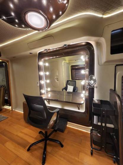 shilpa shetty kundra, Luxury Vanity Van,