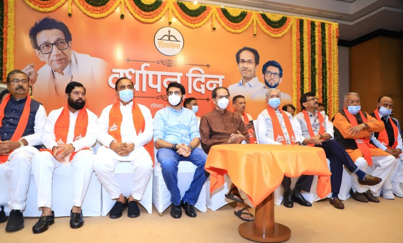 मुख्यमंत्री उद्धव ठाकरे यांच्याविरोधात बंड पुकारणारे शिवसेना नेते एकनाथ शिंदे हे सातत्याने चर्चेत आहे. त्यांची राजकीय कारकिर्दीची चर्चा सर्वत्र सुरु आहे.