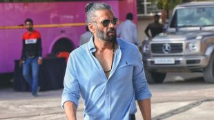 suniel shetty walking in slum area, suniel shetty video viral, suniel shetty spotted in dharavi,