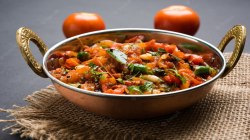 Recipe: नेहमीच्या भाज्या खाऊन कंटाळा आलाय? मग, बनवून बघा कच्च्या केळी-टोमॅटोची भाजी