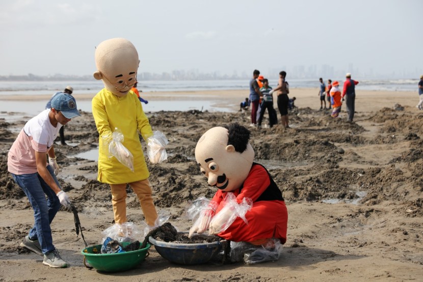 UNEP चॅम्पियन ऑफ द अर्थ अफरोझ शाह यांनी वर्सोवा चौपाटी येथे आयोजित केलेल्या स्वच्छता अभियानात संयुक्त राष्ट्रे आणि निकटून्स   मोटू आणि पतलू सहभागी झाले होते. यावेळी त्यांनी जलजीवसृष्टीला हानीकारक ठरणारा कचरा कमी करण्यासाठीच्या उपायांबाबत जनजागृती केली.
