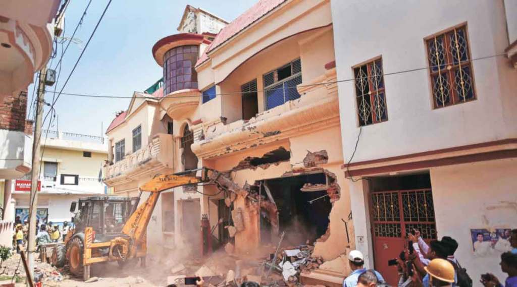 उत्तर प्रदेशात संशयित आरोपीचे घर जमीनदोस्त ; झारखंडमध्ये तणावपूर्ण शांतता, गोळीबारातील मृतांची संख्या दोनवर