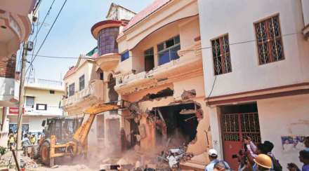 उत्तर प्रदेशात संशयित आरोपीचे घर जमीनदोस्त ; झारखंडमध्ये तणावपूर्ण शांतता, गोळीबारातील मृतांची संख्या दोनवर