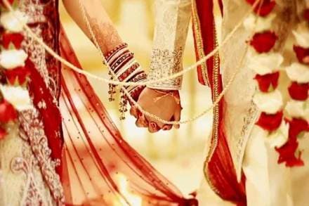 प्रेमासाठी काय पण! बांग्लादेशातून पोहत ‘ती’ पोहचली भारतात, मात्र, लग्नानंतर हातात पडल्या पोलिसांच्या बेड्या