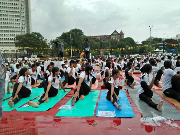 अनेक मोठ्या शहरांमध्ये मोठ्या मैदानांमध्ये तसेच सभागृहांमध्ये योगसाधना करण्यात आली. (फोटो: तानाजी गायकवाड)