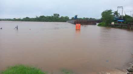 alert for badlapur, Ulhas river flowing at danger level, 300 people shifted