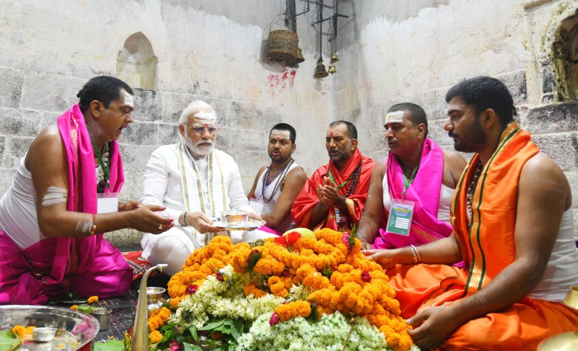 पुजेनंतर पंतप्रधान मोदींनी जनतेला संबोधित केले. यावेळी झालेल्या रोड शोमध्ये पंतप्रधानांचा ताफा जात असताना रस्त्याच्या दुतर्फा नागरिकांची गर्दी होती.