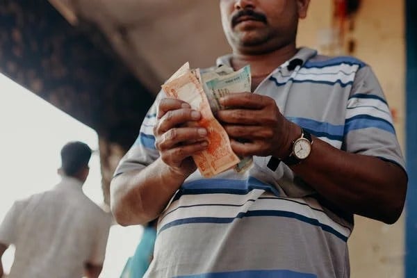आरबीआयच्या नव्या नियमांनुसार बेंगळुरू, चेन्नई, हैदराबाद, कोलकाता, मुंबई आणि नवी दिल्ली या सहा मेट्रो शहरांमधील एटीएमचे नियम बदलले आहेत. या शहरात एका महिन्यात किमान तीन एटीएम व्यवहार विनामूल्य करता येईल, तर इतर शहरांमध्ये बँकांना त्यांच्या बचत बँक खातेधारकांना किमान पाच विनामूल्य व्यवहार करण्याची परवानगी द्यावी लागेल. ( फोटो साभार : pexels )