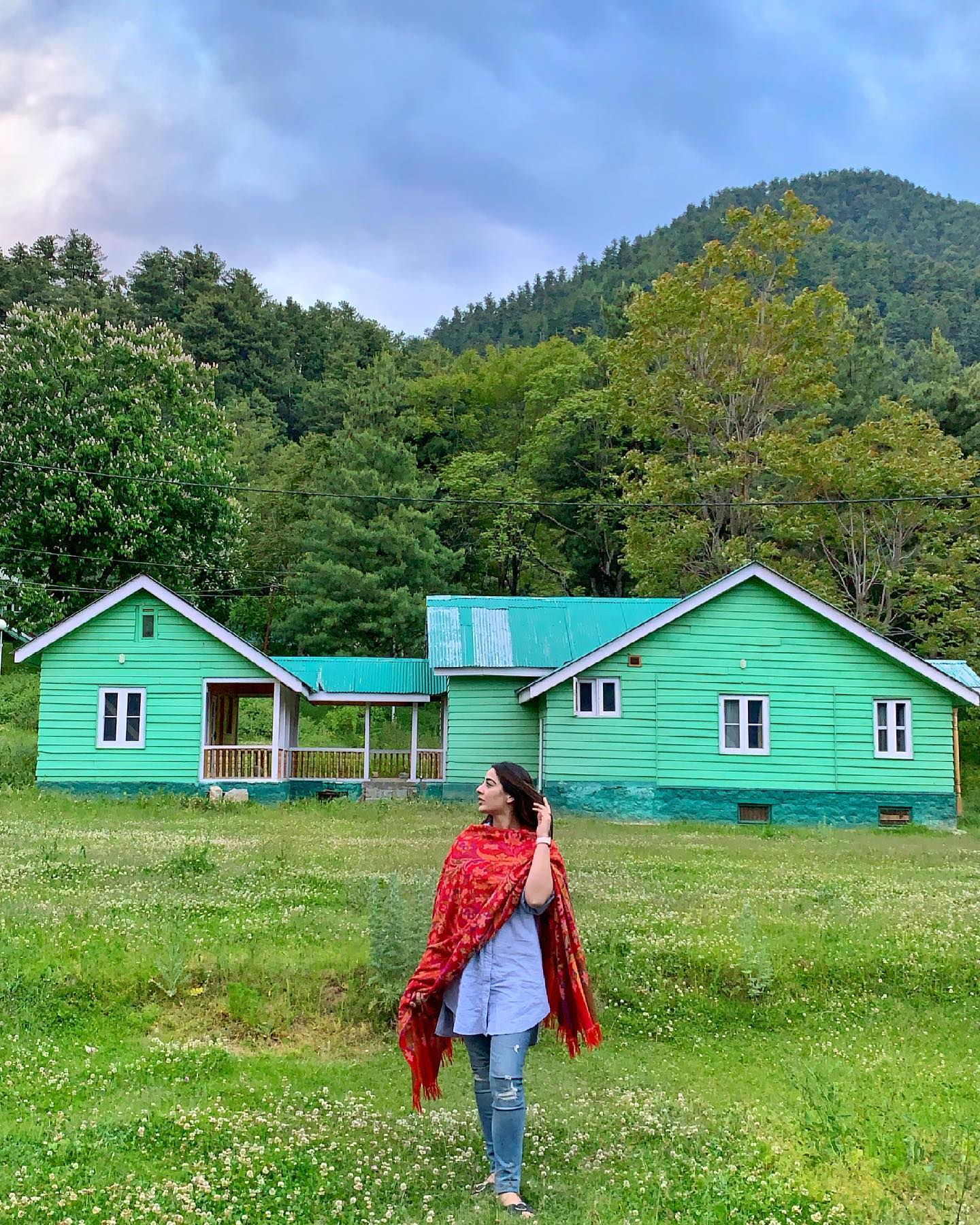त्या महिलांशी संबंधित ब्रँडचा प्रचार करतात. इंस्टाग्रामवर त्यांचे २ लाखांहून अधिक फॉलोअर्स आहेत.