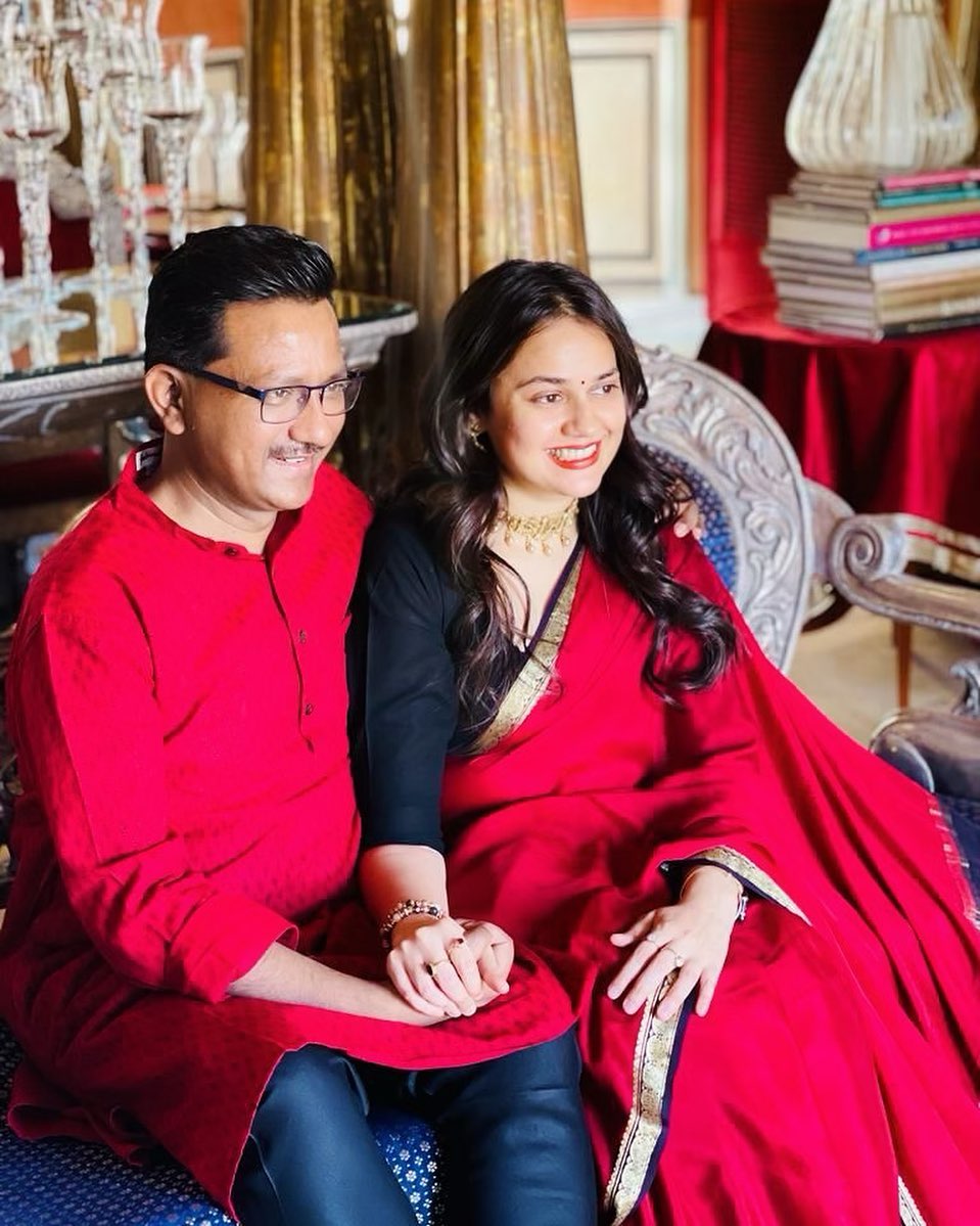दुसरीकडे, आयएएस अतहर आमिरची पहिली पत्नी टीना दाबीनेही घटस्फोटानंतर आयएएस प्रदीप गावंडे यांच्याशी लग्न केले.