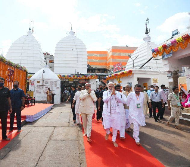 यावेळी अनेकांनी भगवे कपडे घातले होते. मोदींनी हात जोडून नागरिकांना अभिवादन केले.