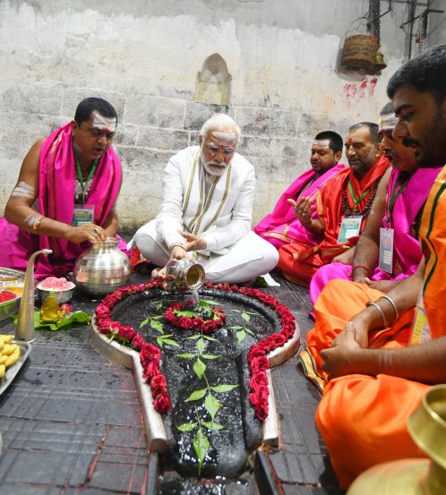 सरकारच्या नव्या योजनांमुळे उद्योगांना चालना मिळणार असल्याचे प्रतिक्रिया त्यांनी दिली. हे सर्व बाबांच्या आशीर्वादाने शक्य झाल्याचे पंतप्रधान म्हणाले.