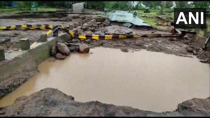 छोटा उदयपूर जिल्ह्यात पावसामुळे पाण्याचा प्रवाह वाढून रस्ता वाहून गेला.