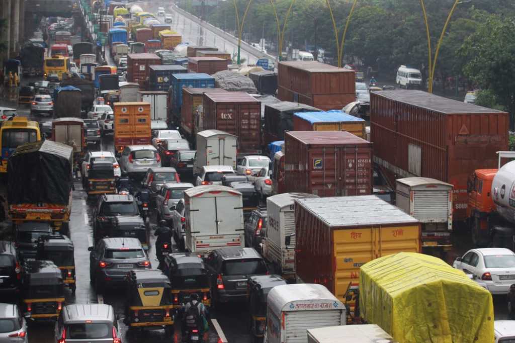 Major traffic jam in Thane on fourth consecutive day Major traffic jam in Thane on fourth consecutive day