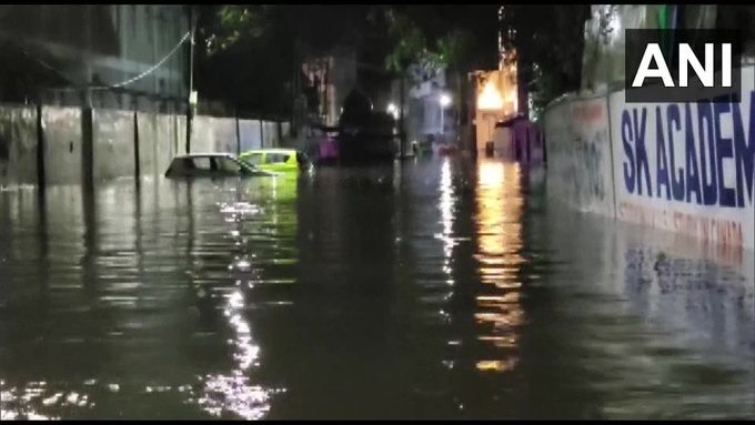 नडियाद शहरालाही या मुसळधार पावसाचा फटका बसला. शहरातील मुख्य रस्त्यांवर पाणी साचलंय.