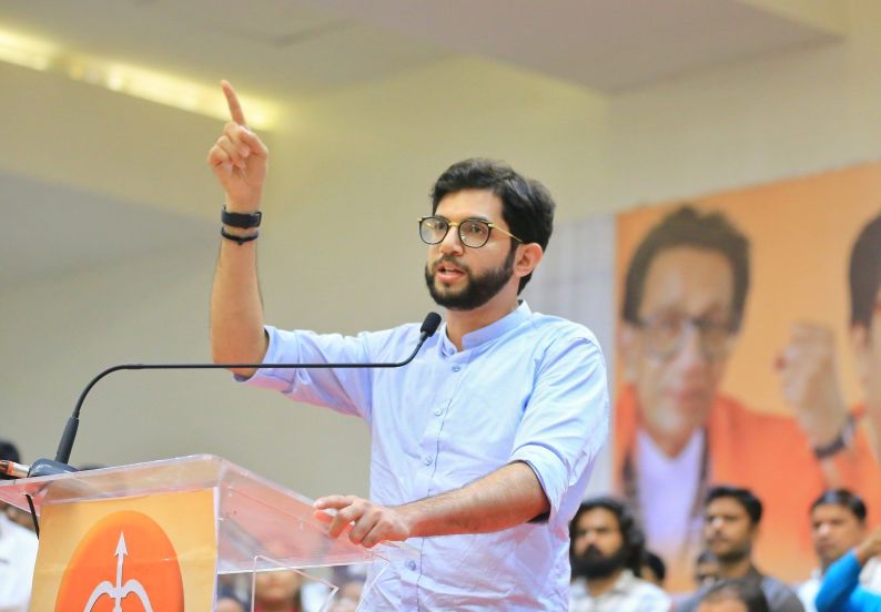 “आदित्य ठाकरे तरुण आहेत. कसं वागावं, बोलावं यासाठी त्यांनी वडिलांचं उदाहरण घ्यावं. ते जर इतर नेत्यांसारखं बोलू लागले तर हे प्रकरण अजून चिघळेल. ते माझ्यापेक्षा निम्या वयाचे आहेत. पण ते जेव्हा येतात तेव्हा मी उठून उभा राहतो. कारण तो त्यांच्या आजोबांचा मान आहे. आम्ही बोलत नाही म्हणजे आमच्याकडे मुद्दे नाहीत असं नाही,” असा इशारा केसरकरांनी दिला.