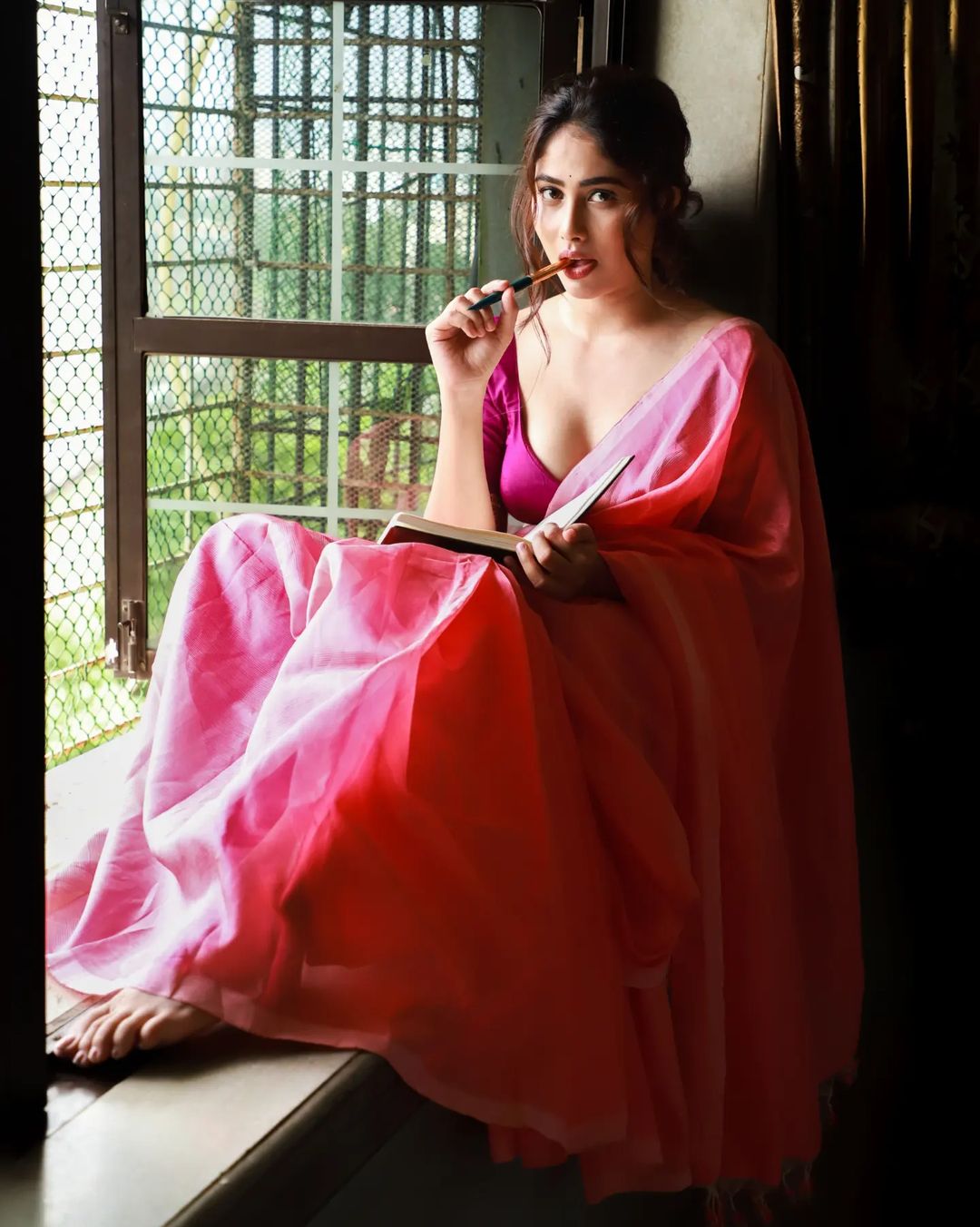 marathi actress Akshaya Hindalkar bold photoshoot in saree