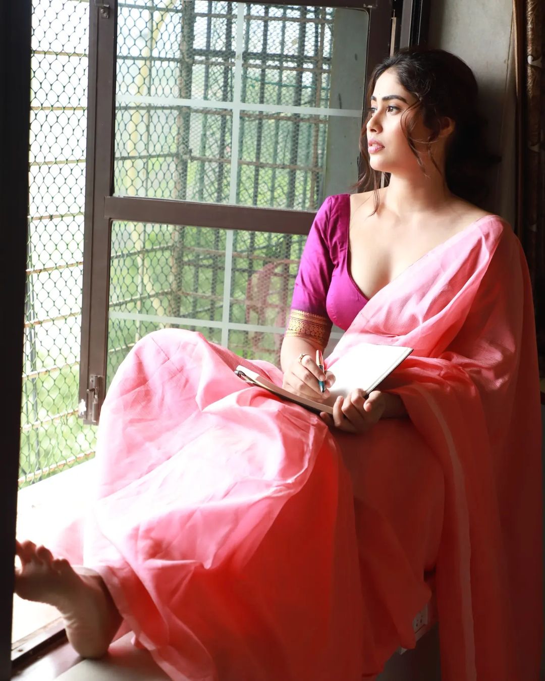 marathi actress Akshaya Hindalkar bold photoshoot in saree