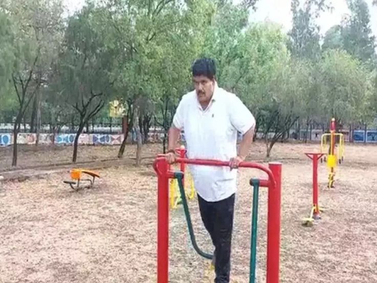 नितीन गडकरी यांनी अनिल फिरोजिया यांना प्रत्येकी एक किलो वजनामागे एक हजार कोटी रुपये देण्याचं आश्वासन दिलं होतं. अनिल फिरोजिया यांनी हे आव्हान पूर्ण केलं होतं.