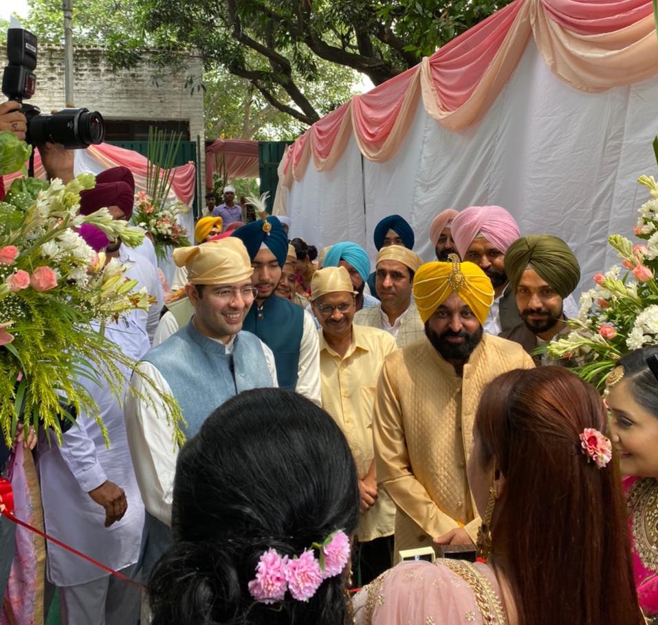punjab cm bhagwant mann wedding photos: चंडीगडमध्ये हा लग्नसोहळा पार पडला.