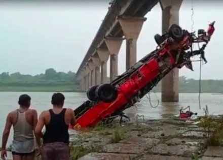 ST bus fell into the narmada river in MP while attempting to overtake, committee mention in preliminary report ST bus fell into the narmada river in MP while attempting to overtake, committee mention in preliminary report