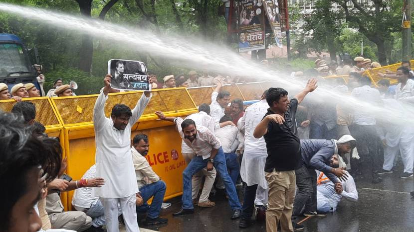 काही ठिकाणी पोलिसांनी गर्दीला पांगवण्यासाठी पाण्याच्या फवाऱ्यांचा (वॉटर केनॉन) वापरही केला गेला.