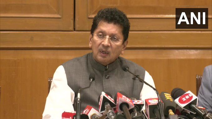 “आदित्य ठाकरेंचं आव्हान पोकळ आहे. आपल्या भागातील लोकांवर अन्याय होतो तेव्हा तेथील जनता पेटून उठते. नारायण राणे शिवसेनेतून बाहेर पडले तेव्हा कोकणावर अन्याय झाला असं लोकांना वाटलं. त्यावेळी श्याम सावंत यांना सोडलं तर शिवेसनेचे सर्व उमेदवार पडले होते हा इतिहास आहे. धमक्या कोणाला देत आहेत, कोणीही घाबरत नाही,” असं दीपक केसरकर म्हणाले आहेत.