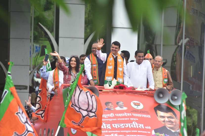 राज्यात सत्ताबदल झाल्यानंतर देवेंद्र फडवणीस यांच्याकडे अनपेक्षितपणे उपमुख्यमंत्रीपद आलं आणि त्यानंतर आज पहिल्यांदाच ते आपल्या बालेकिल्ल्यात दाखल झाले. (Express Photo: Dhananjay Khedkar )